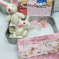 💎 ACHETEZ 1, OBTENEZ 1 GRATUIT ! 💎 Peluche Lapin Maman & Bébé dans Boîte Métallique – Cadeau de Pâques Mignon & Collectionnable 🐇🎁