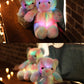 📢📢50% de réduction ! 🧸 Ours en peluche doux avec lumières LED colorées – Câlin lumineux pour enfants & décor apaisant ! ✨