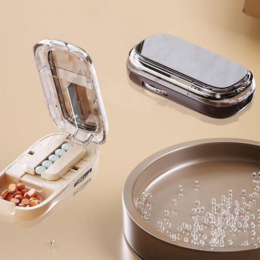 📢📢50% DE RÉDUCTION ! 💊🎁 Pilulier Portable avec Coupeur Intégré – Sécurisé & Précis pour Toute la Famille ⚡