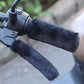 🔥 50% DE RÉDUCTION ! ✨ Housse Guidon Hiver - Peluche Chaud, Installation Facile, Universelle pour Vélos et Scooters 🧤❄️